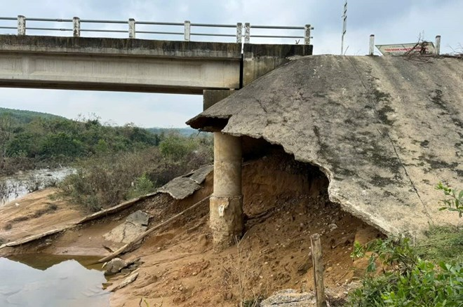 Quảng Bình: Công bố tình huống khẩn cấp về sạt lở cầu bản Cồn Cùng